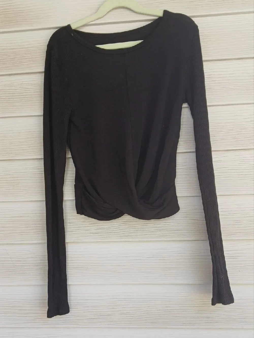 ALO Yoga Black Long-Sleeve Twist Front Crop Top